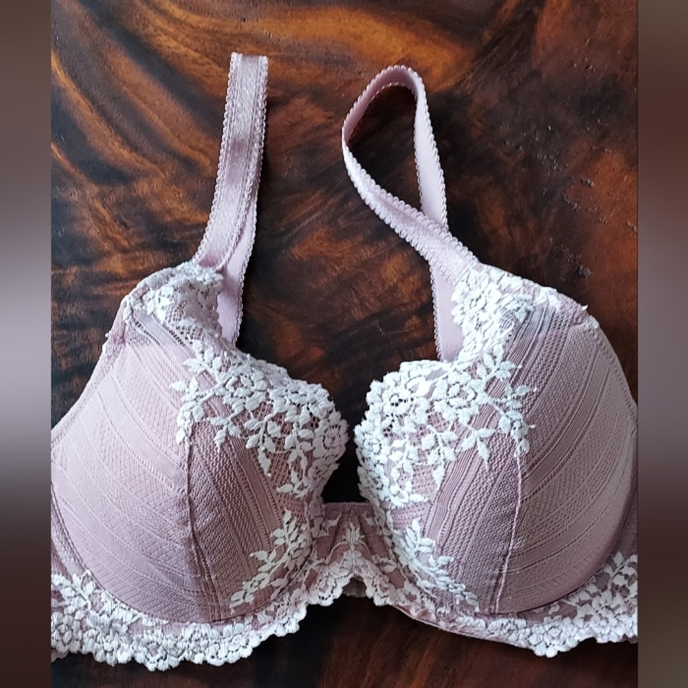 Wacoal Embrace Lace Bra Size 36C. Lace Trimmed Bra in Blush Pink and White.